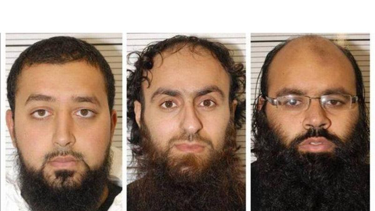 De izquierda a derecha: Ashik Ali, Irfan Jalid e Irfan Naseer, el líder del grupo islamista.