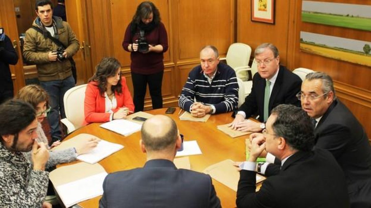 El alcalde de León, Antonio Silván (D), entrega a los portavoces municipales de los diferentes grupos políticos el borrador de los presupuestos municipales para el próximo año