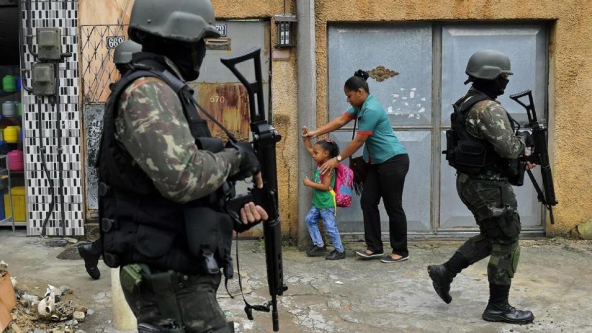 Patrulla militar en Vila Kennedy, una favela de Río de Janeiro.