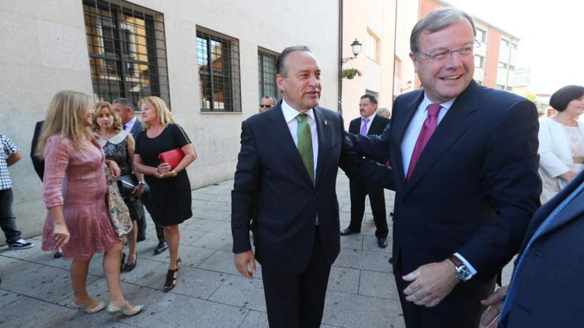 Alfonso Arias saluda al consejero de Fomento, Antonio Silván, ayer en Ponferrada