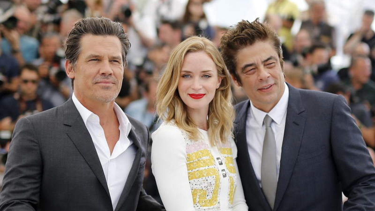 Josh Brolin, Emily Blunt y Benicio del Toro posan para los fotógrafos durante la presentación de la película ‘Sicario’.