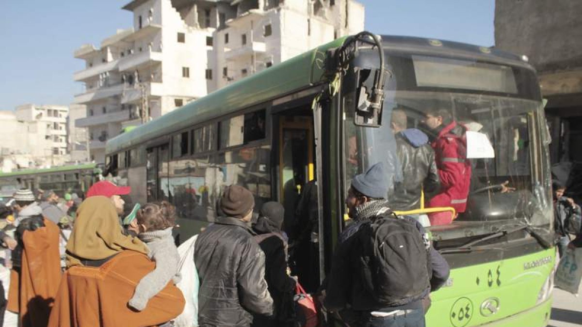 Un momento de la evacuación de civiles en la ciudad siria de Alepo. GHITH SY