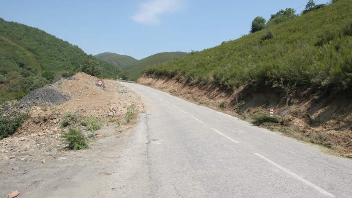 La carretera que atraviesa el valle de Fornela sería mejorada para enlazar con Asturias por el puerto. A.F. BARREDO