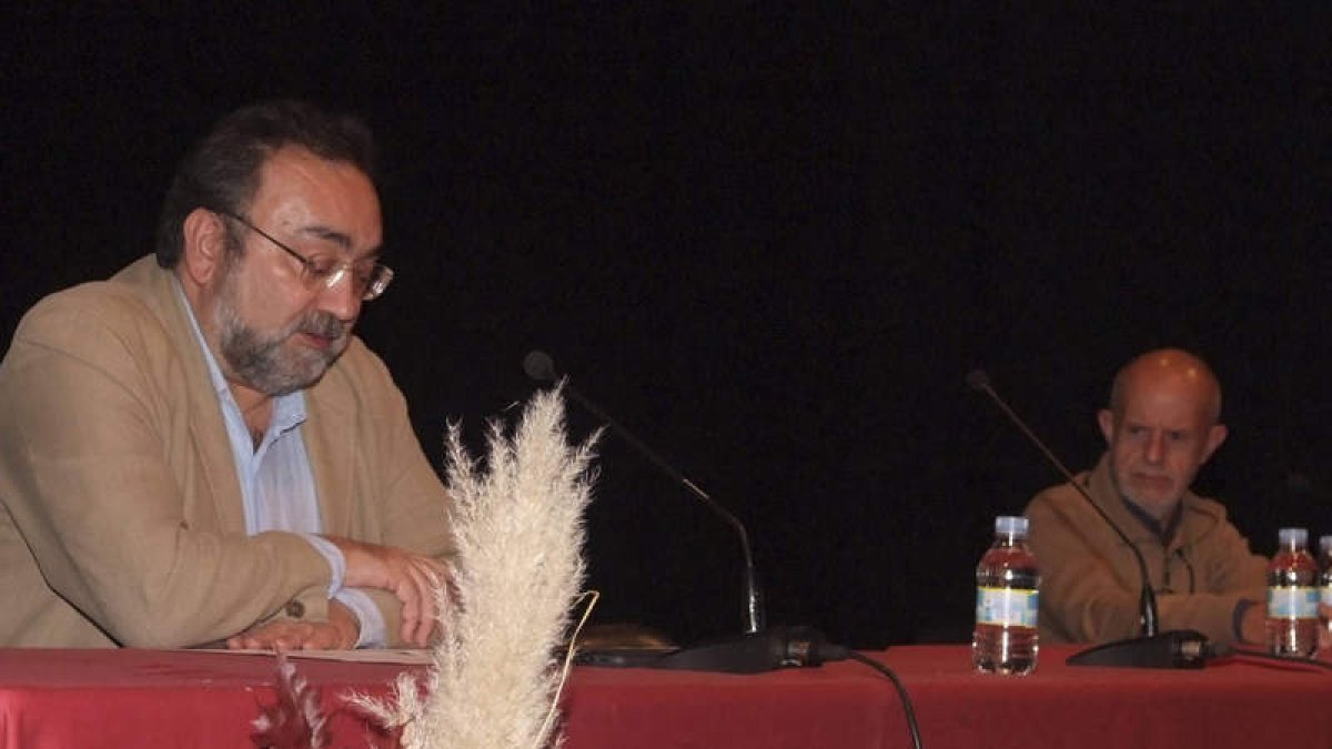 Miguel Ángel Chaves y José Manuel Navia, ayer durante la conferencia. ACACIO