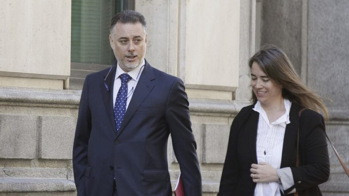 El ex consejero madrileño Alberto López Viejo a su llegada a la Audiencia Nacional acompañado de su abogada.