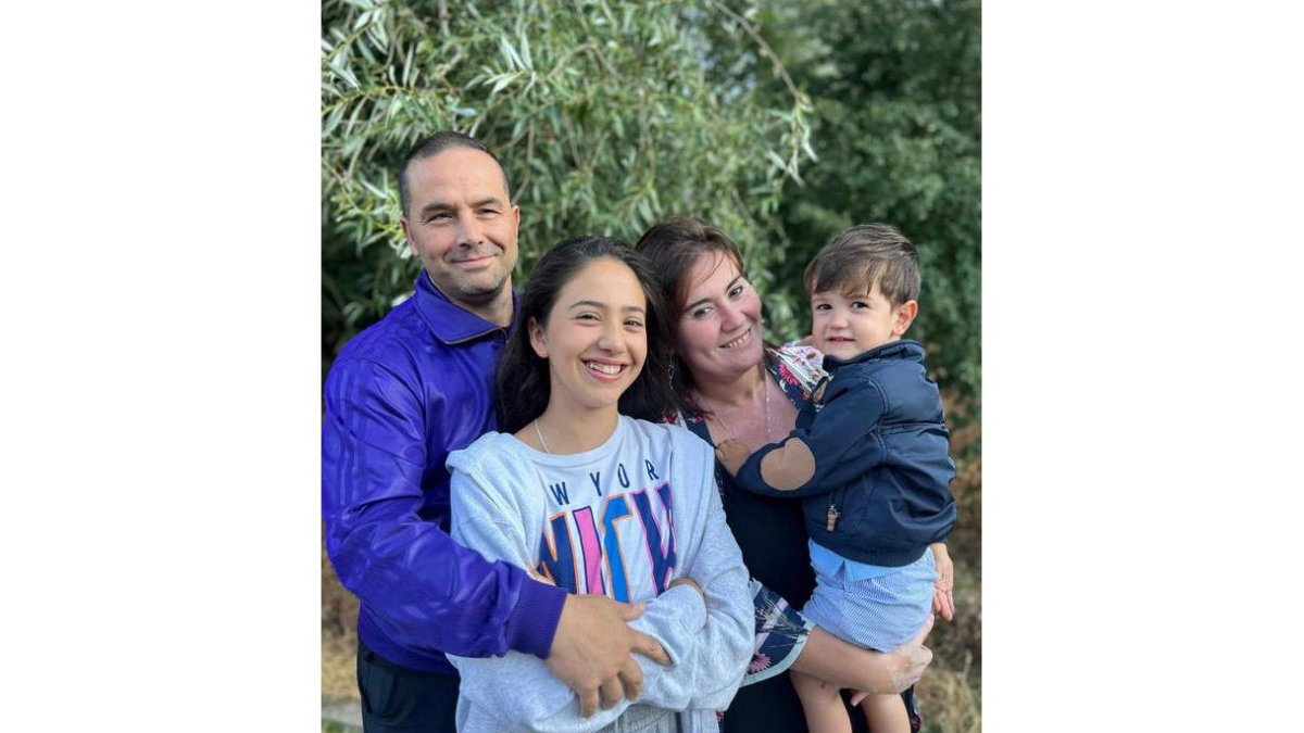 Darío, en brazos, con su familia. DL