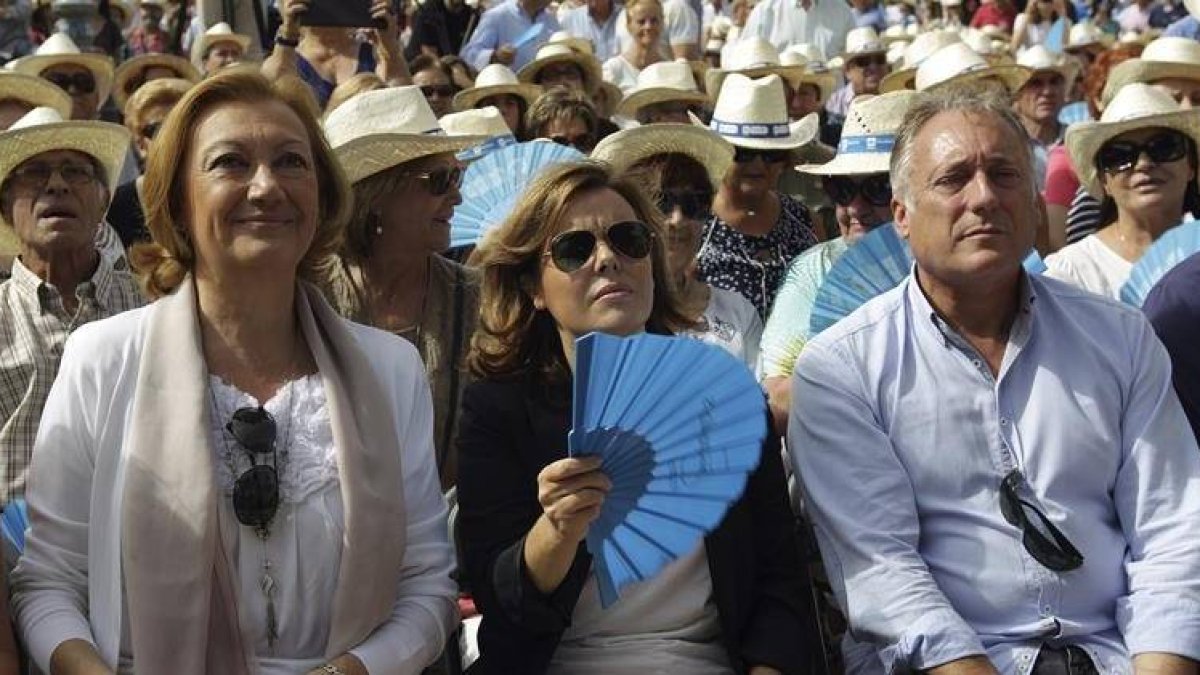 La vicepresidenta del Gobierno, Soraya Sáenz de Santamaría, junto a la presidenta de Aragón, Luisa Fernanda Rudi, y Octavio López, secretario general del partido en Zaragoza.