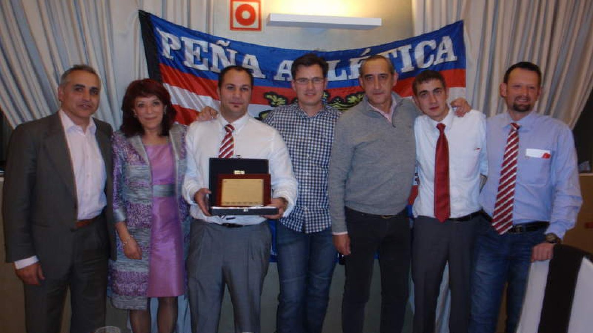 Tomás (i) junto a peñistas atléticos y autoridades.