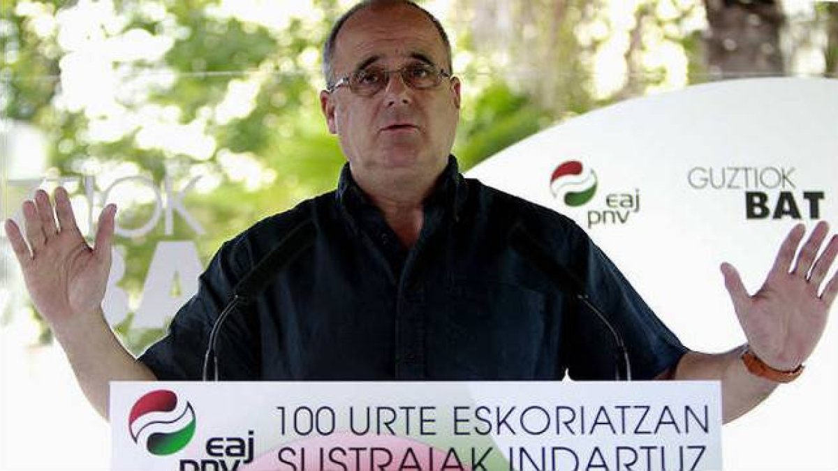 El presidente del PNV en Gipuzkoa, Joseba Egibar, en unas declaraciones a los medios de comunicación.
