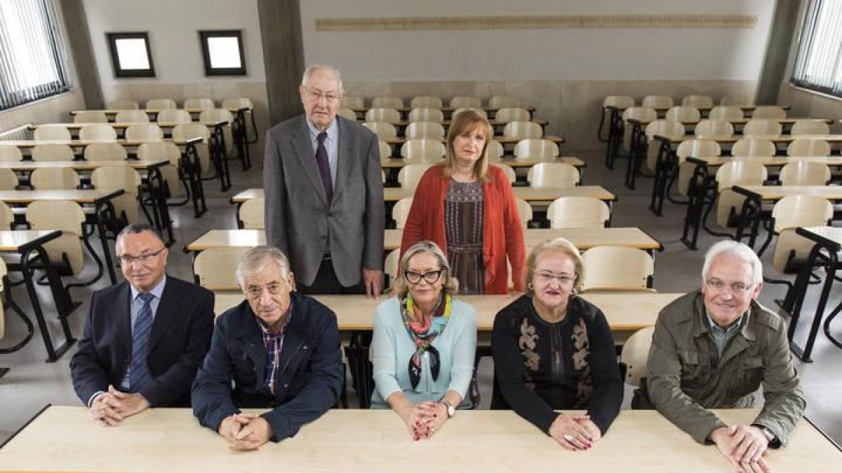 Directores y alumnos de la Universidad de la Experiencia.