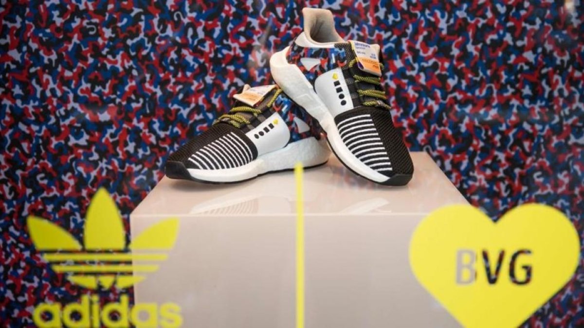 Adidas lanza unas zapatillas deportivas que permiten viajar sin billete por Berlín.