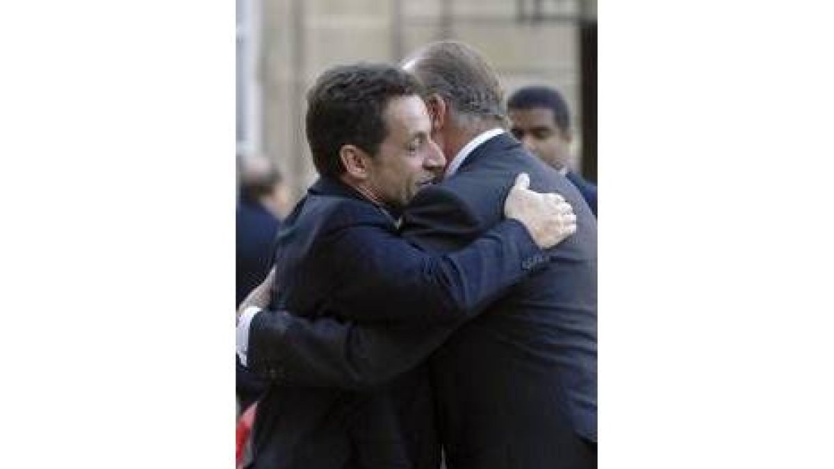 El Rey Juan Carlos y Nicolas Sarkozy se despiden con un abrazo