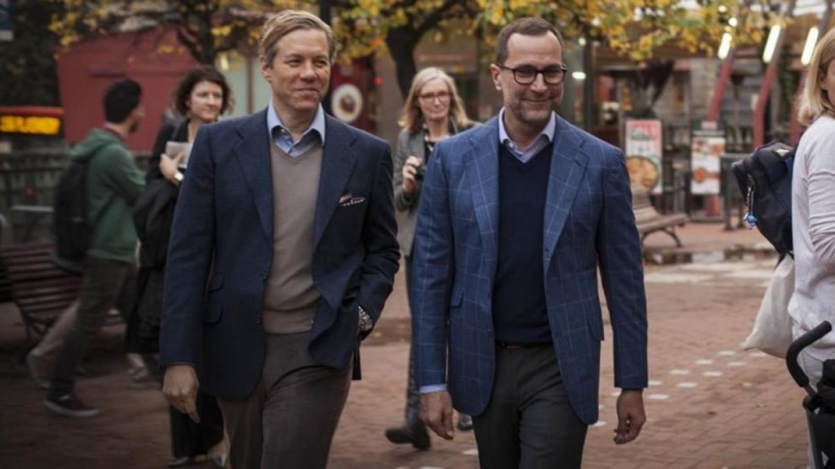 James Costos (a la derecha), con su pareja, Michael S. Smith, en la plaza Kennedy de Barcelona, en noviembre del 2014.