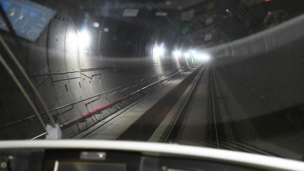 Paso del tren laboratorio por el interior del túnel en el que se realizaron las primeras pruebas. J. CASARES