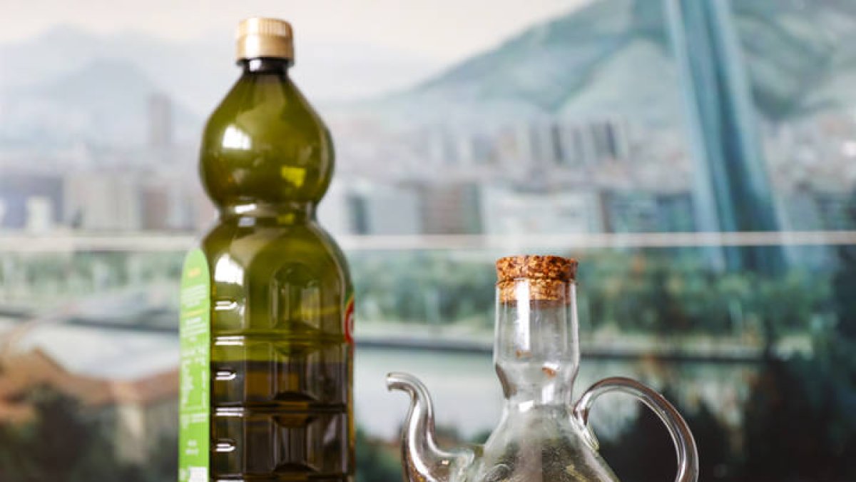 Una botella y una aceitera con aceite de oliva virgen. LUIS TEJIDO