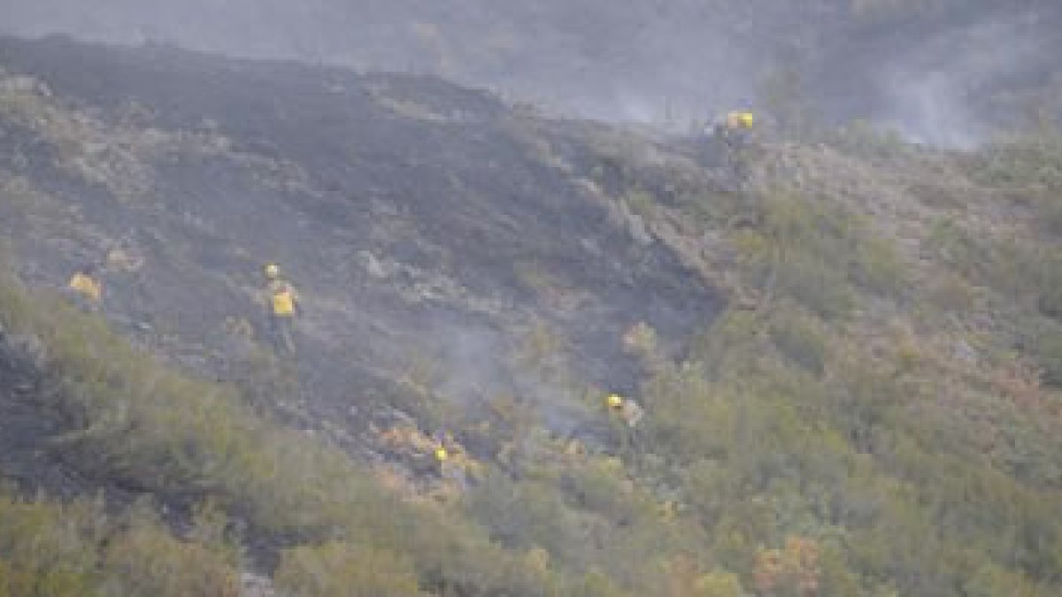 Brigadistas trabajando en el incendio de Murias de Paredes.