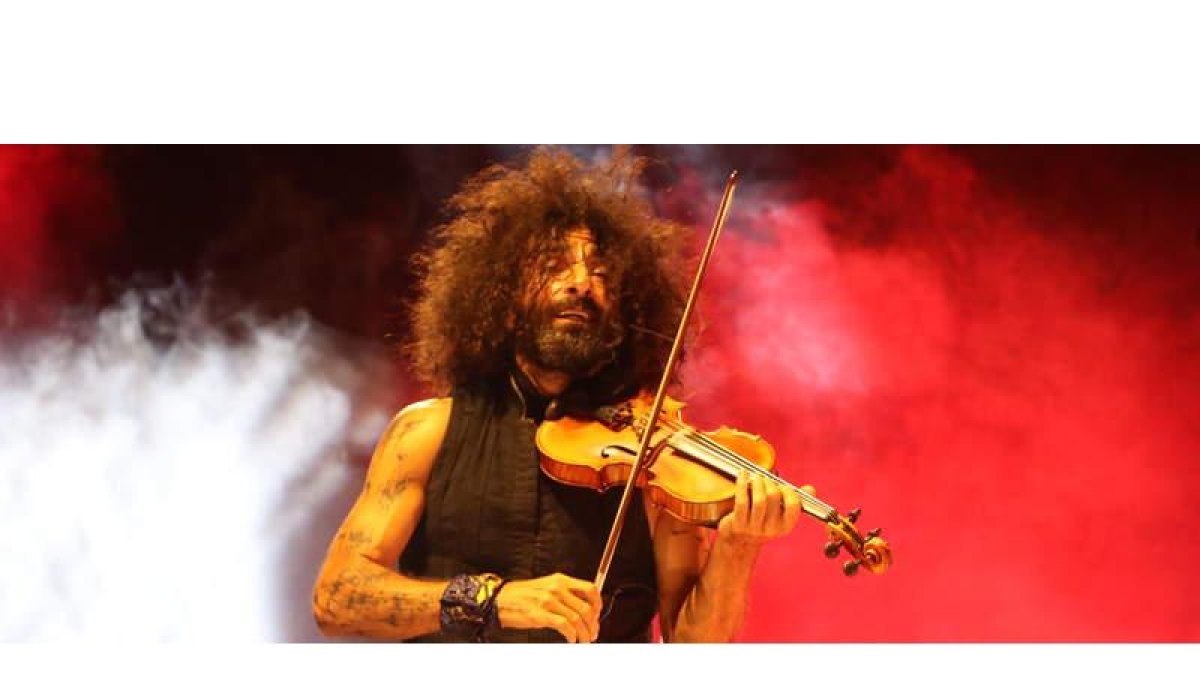 Imagen de archivo de una actuación del violinista Ara Malikian en León. ANA F. BARREDO