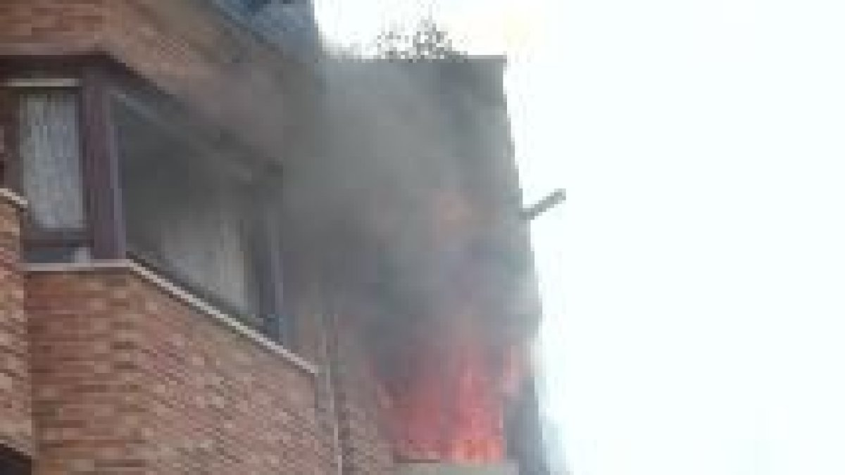 Los vecinos y la brigada de obras evitaron que las llamas afectaran a otros inmuebles