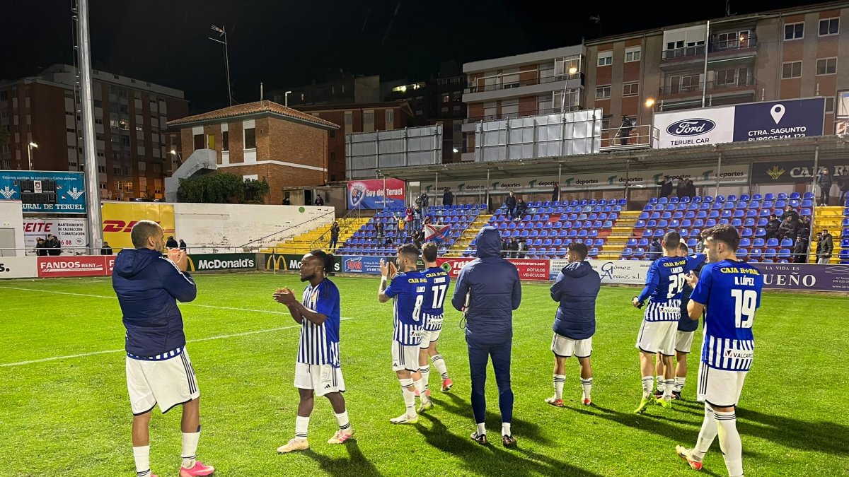 Los jugadores de la Deportiva celebran el triunfo tras finalizar el partido. SDP