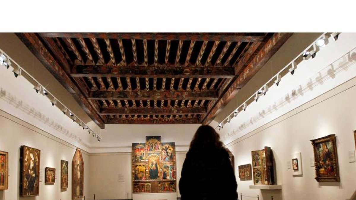 El espectacular artesonado de Valencia de Don Juan que fue recolocado en 2013 en una sala del Museo del Prado. RAQUEL P. VIECO