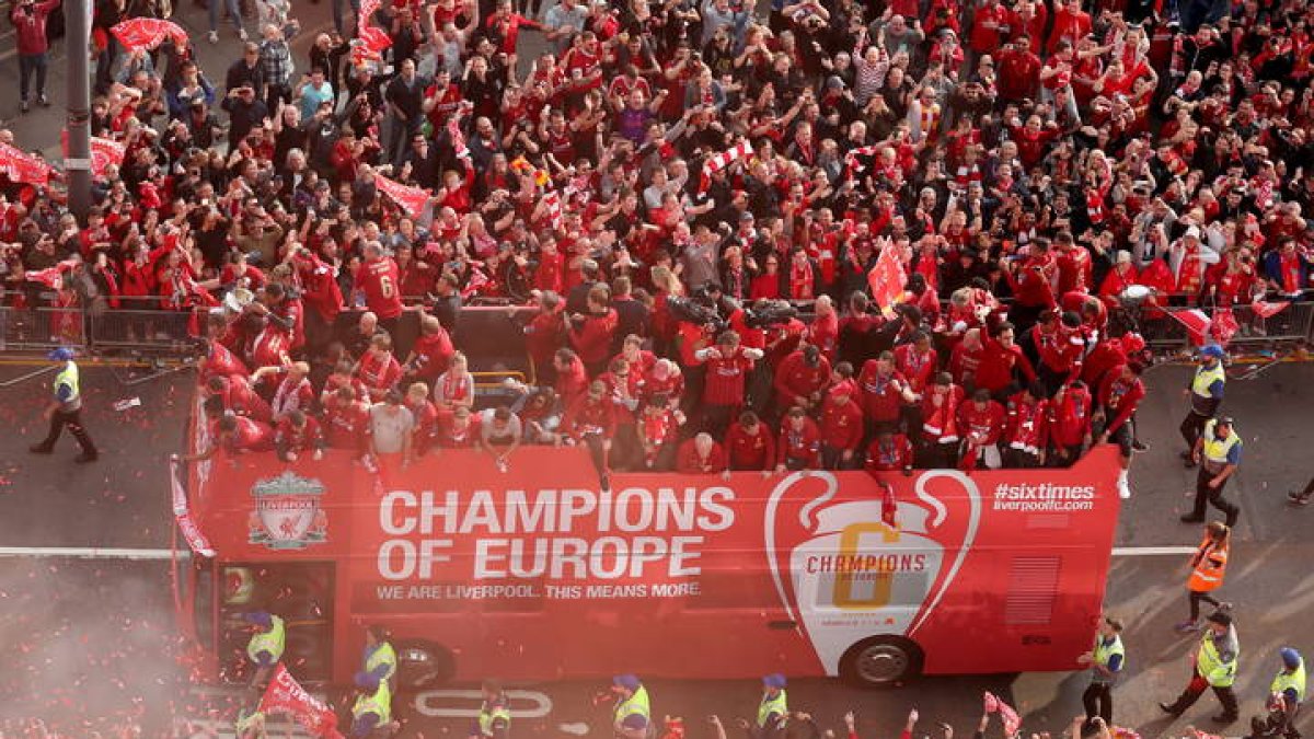 El Liverpool celebrando la pasada edición de la Champions League, en la que fue campeón. JON SUPER