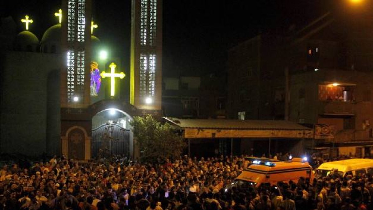 Ambulancias ante la iglesia cristiana copta donde se ha producido el ataque, anoche en El Cairo.