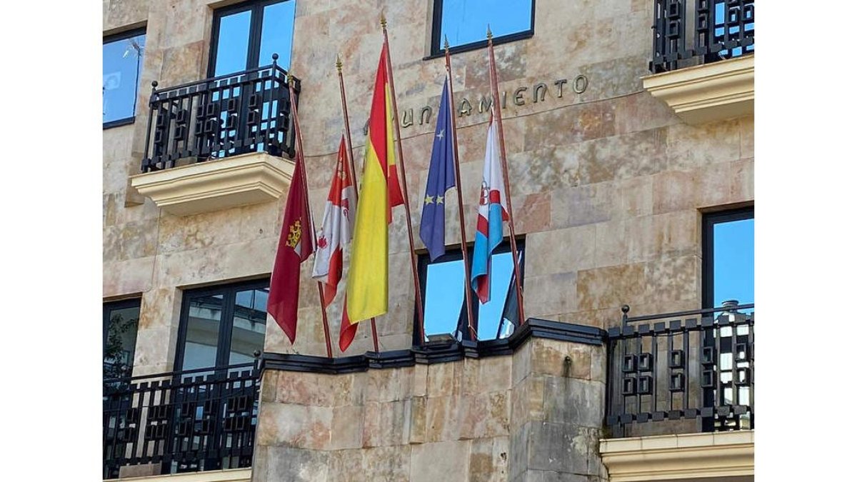 Fachada principal del Ayuntamiento de Bembibre, ayer.