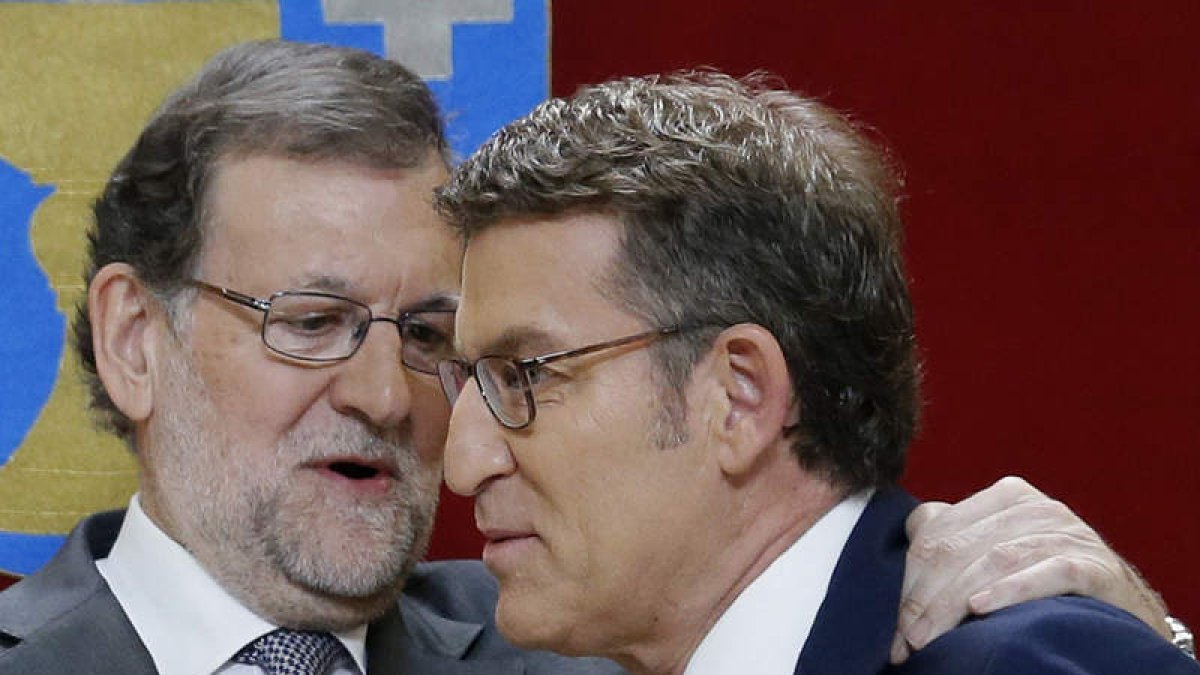 Mariano Rajoy felicita a Alberto Núñez Feijóo durante su toma de posesión del cargo. LAVANDEIRA JR