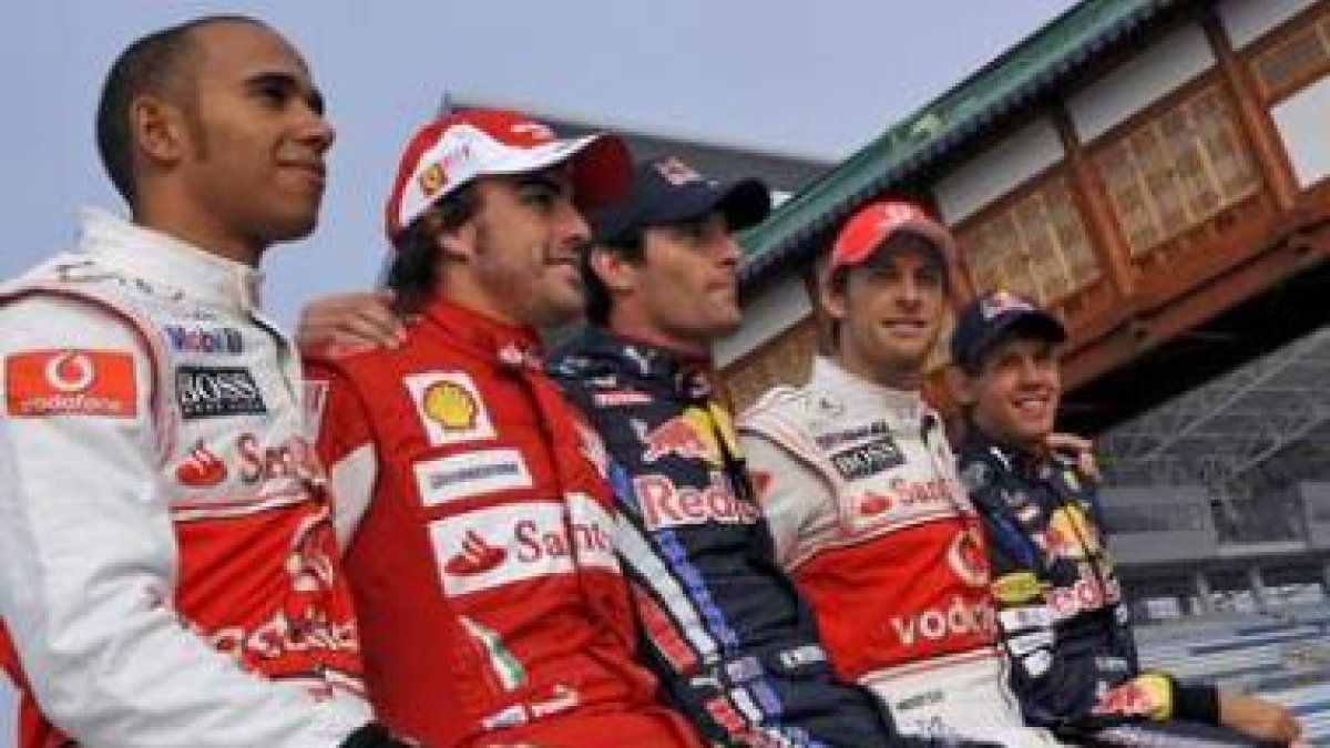 Hamilton, Alonso, Webber, Button y Vettel posan en el circuto donde correrán el domingo.
