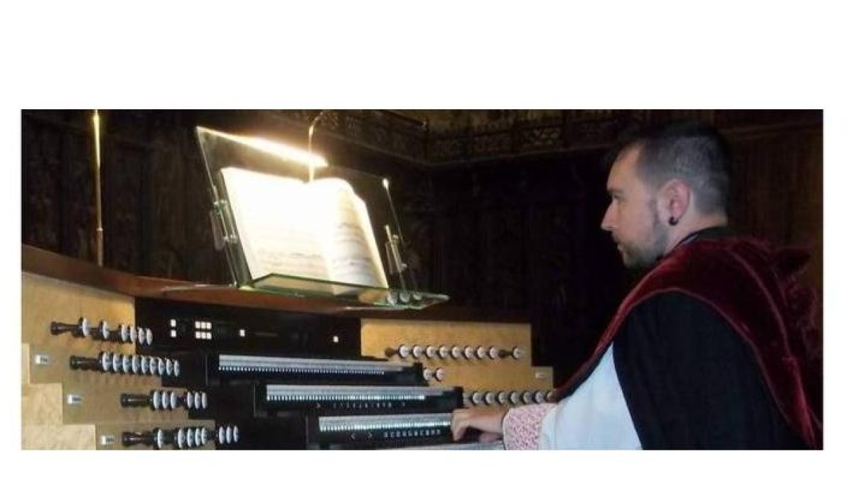 Imagen de archivo de Francisco Javier Jiménez Martínez, organista titular de la Catedral de León hasta el viernes. DL
