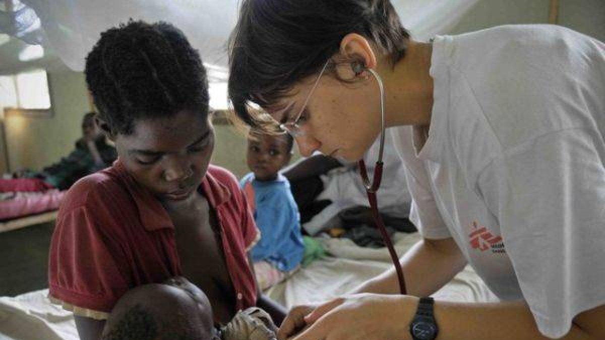 Una doctora de Médicos Sin Fronteras atiende a una niña con malaria.
