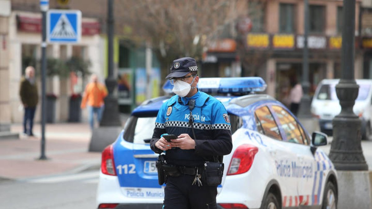 Los agentes tuvieron que emplearse a fondo para detener al conductor ebrio. L. DE LA MATA