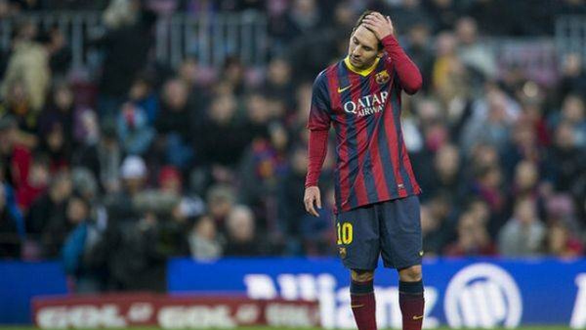 Messi, resignado ante la derrota, en los minutos finales del partido contra el Valencia.