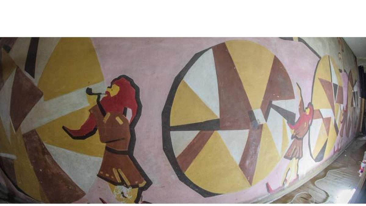 Detalle de uno de los murales que Vela Zanetti pintó en su casa leonesa y que ha sido ‘arrancado’ para su restauración. JUANJO VEGA