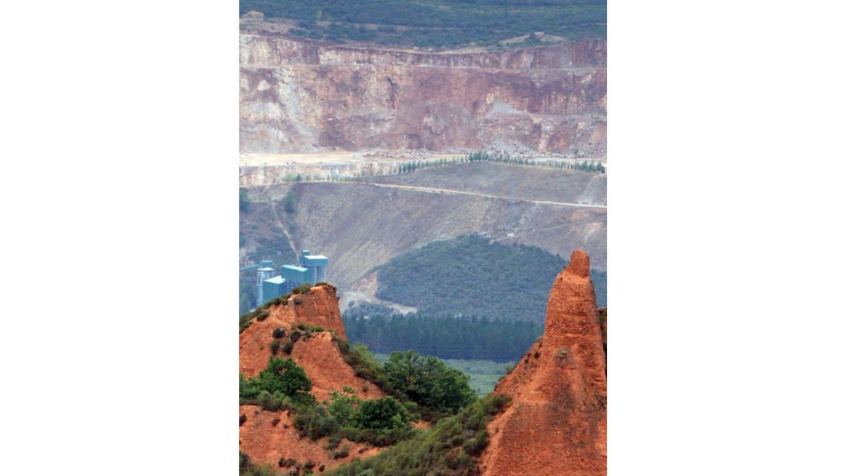 La cantera de Catisa vista desde el mirador de Orellán, en una imagen tomada en 2004. L. DE LA MATA