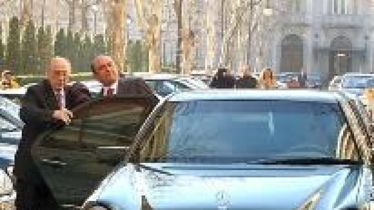 Emilio Botín entra en el coche después de declarar en la Audiencia Nacional