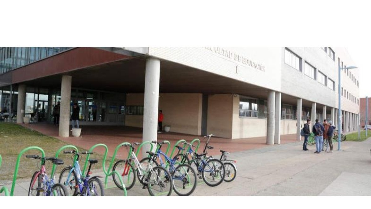 Desde la Universidad se fomenta el uso de la bicicleta para ir a los campus. ARCHIVO