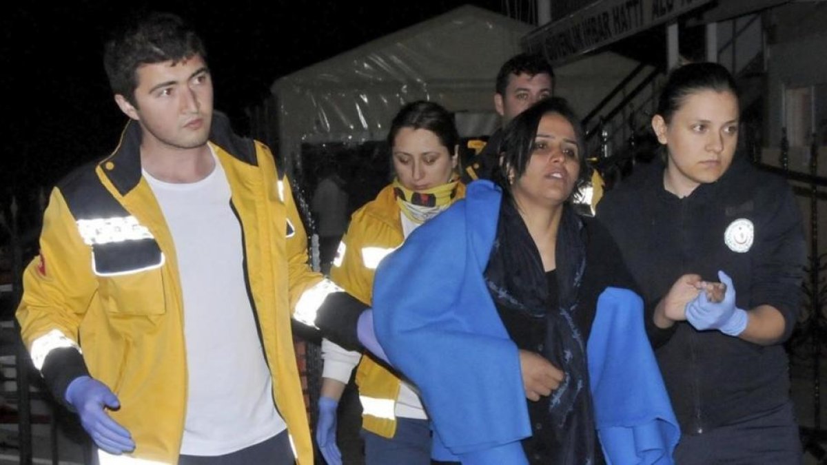 Miembros de los servicios de rescate turcos recogen a refugiados que intentaban alcanzar la costa griega en el mar Egeo en Turquia.