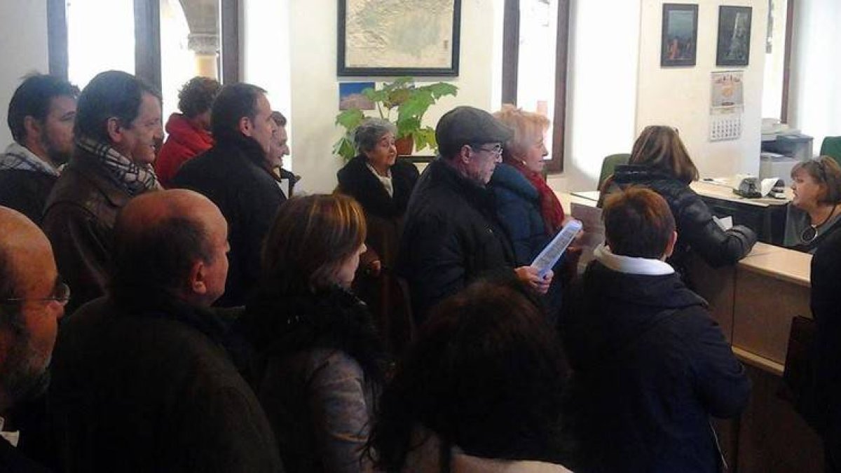 Cerca de cuarenta personas presentaron ayer una reclamación en el Registro de la Diputación.