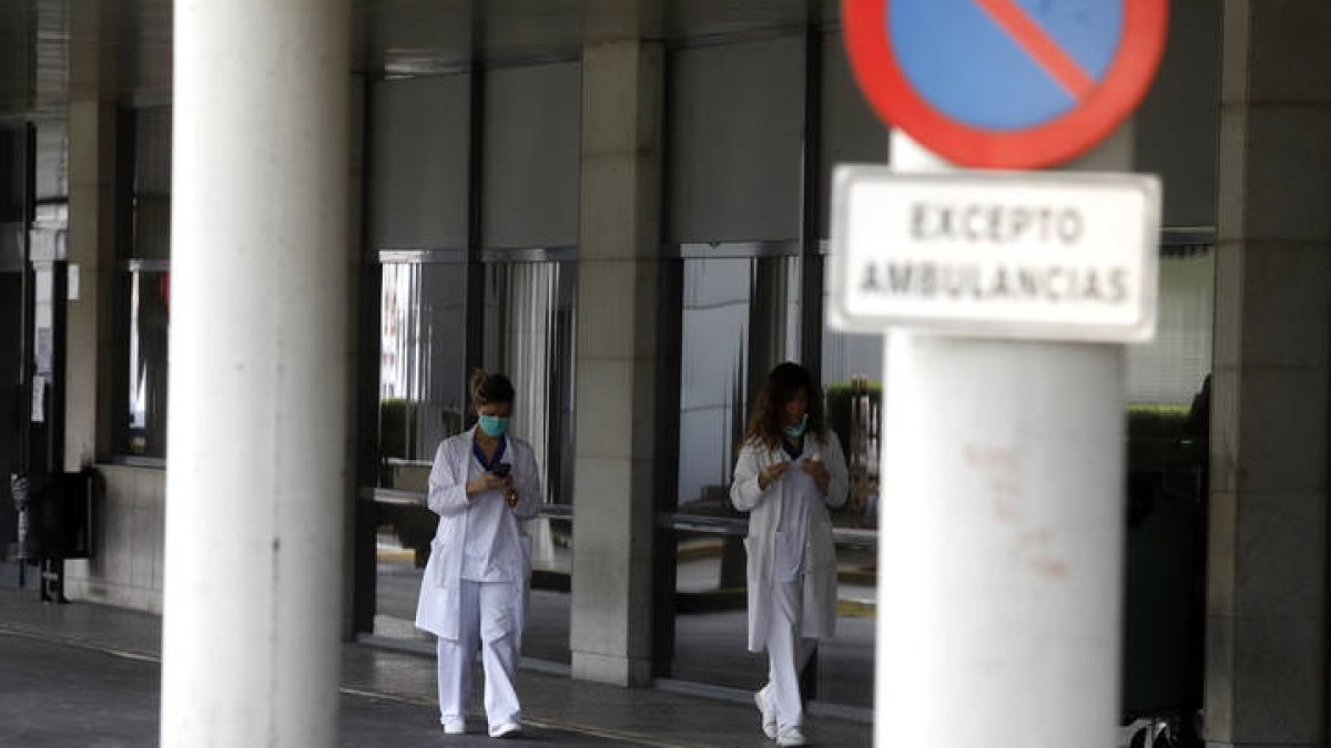 Dos trabajadoras en el exterior del Hospital de León. MARCIANO PÉREZ