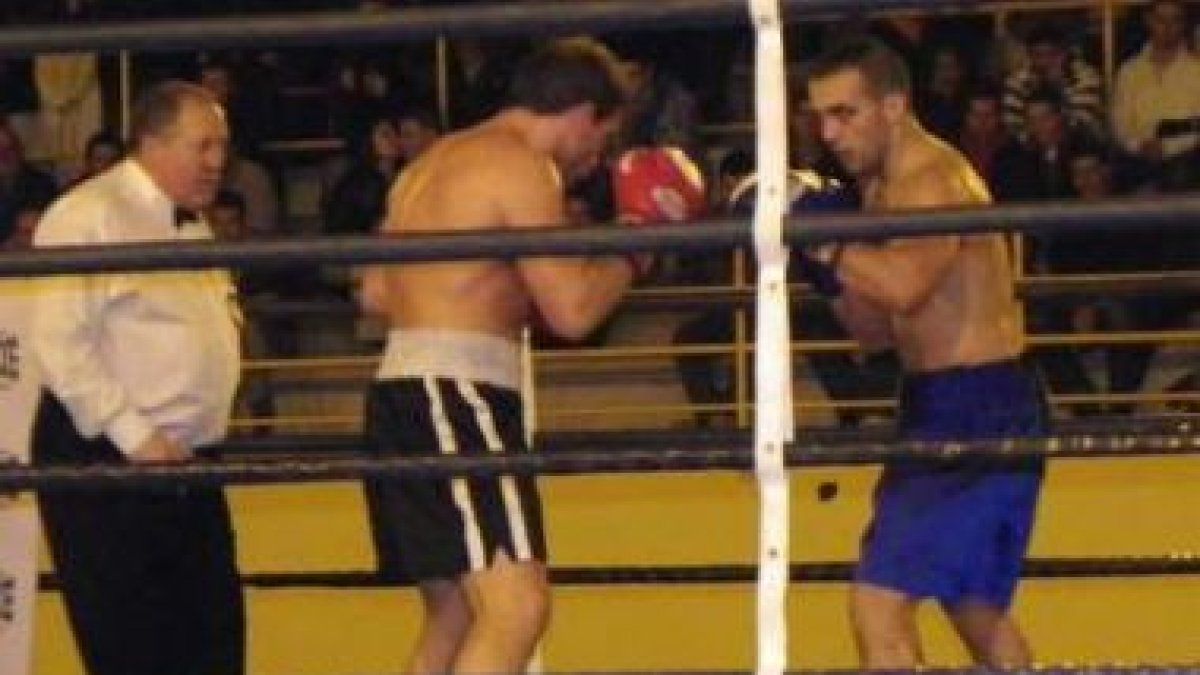Jonatan Rodríguez, a la derecha, dominó siempre a su rival.