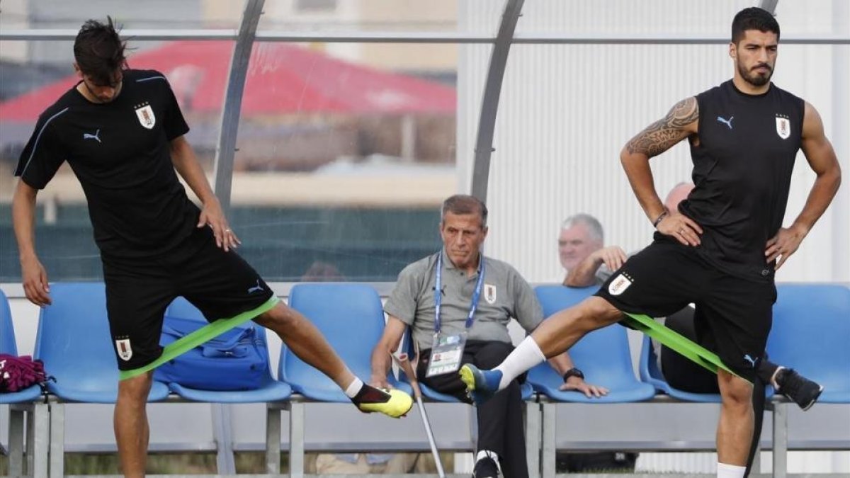 Tabárez observa el entrenamiento de la selección uruguaya en Sochi.