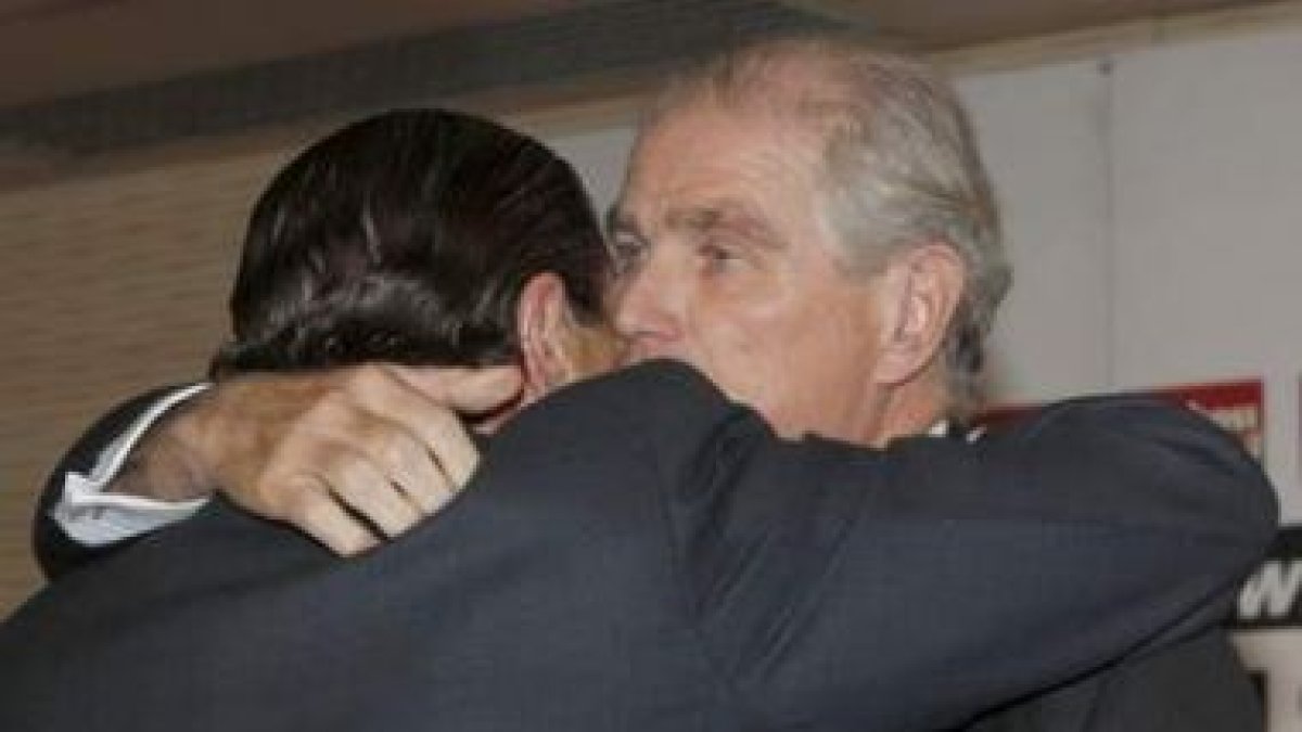 Ramón Calderón, a la derecha, abraza a su sucesor en el cargo, Vicente Boluda Fos, durante su desped