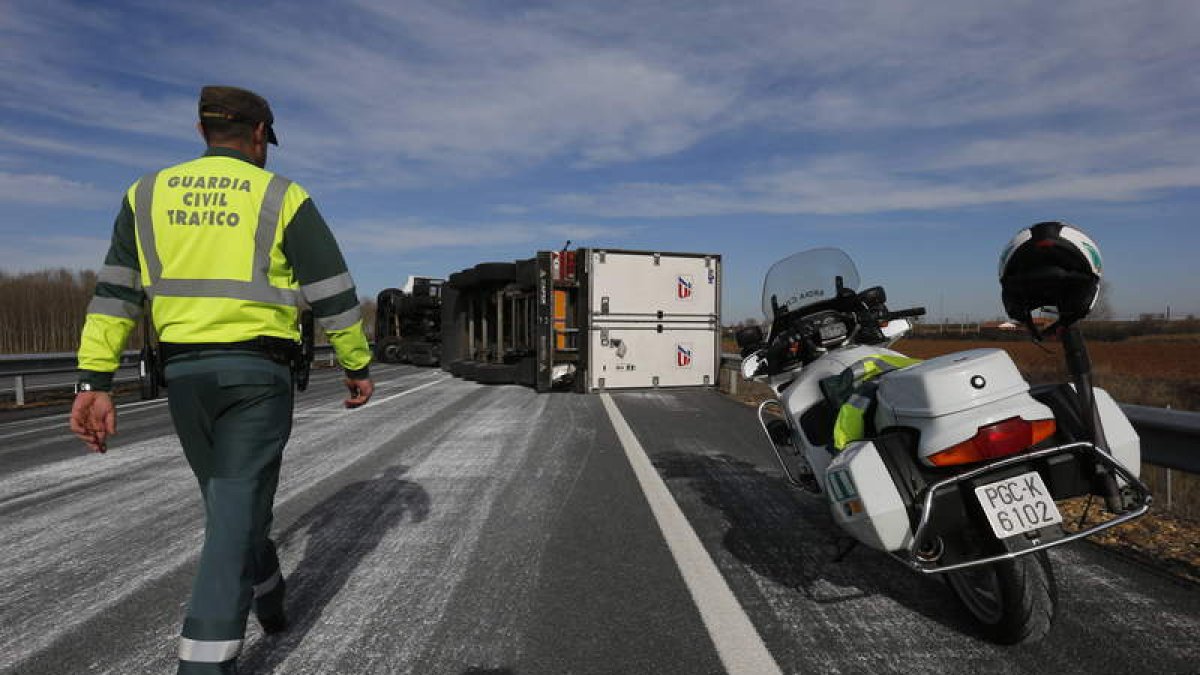 La autopista León-Astorga estuvo cortada más de cinco horas, por lo que el tráfico se desvió por la salida a Veguellina.