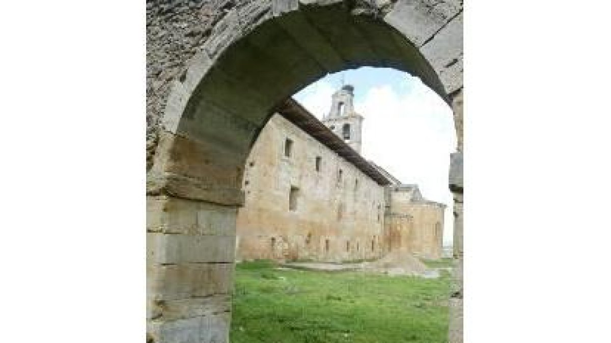 El monasterio de Sandoval supera hoy años de abandono con la recién restaurada sillería del coro