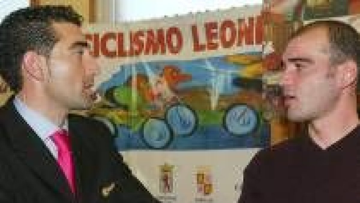 Javier Pascual conversa con César García Calvo en un momento de la Gala del Ciclismo Leonés