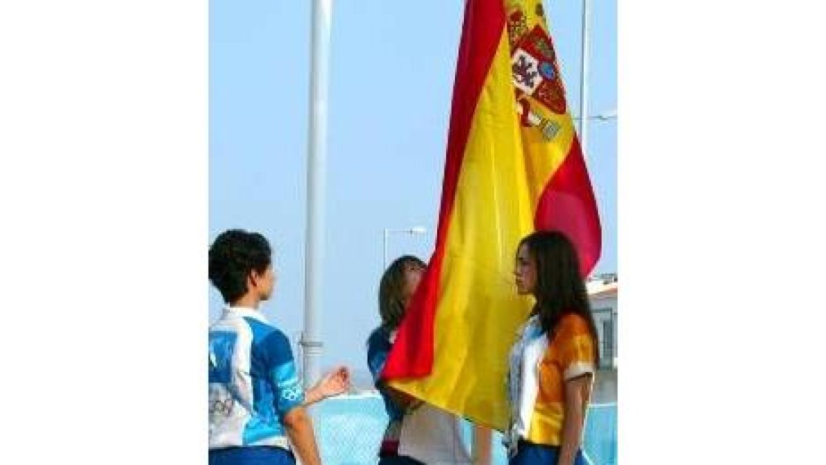 La bandera española fue izada en el día de ayer