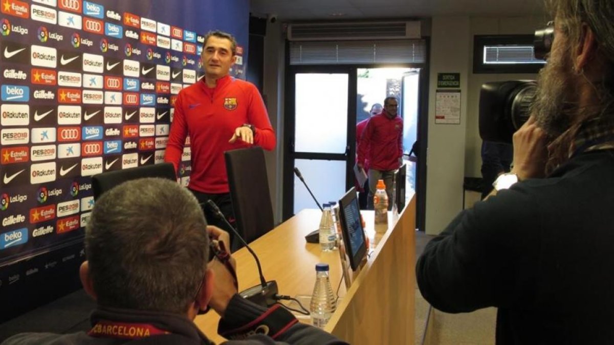 Valverde se dispone a iniciar la rueda de prensa previa al Espanyol-Barça.