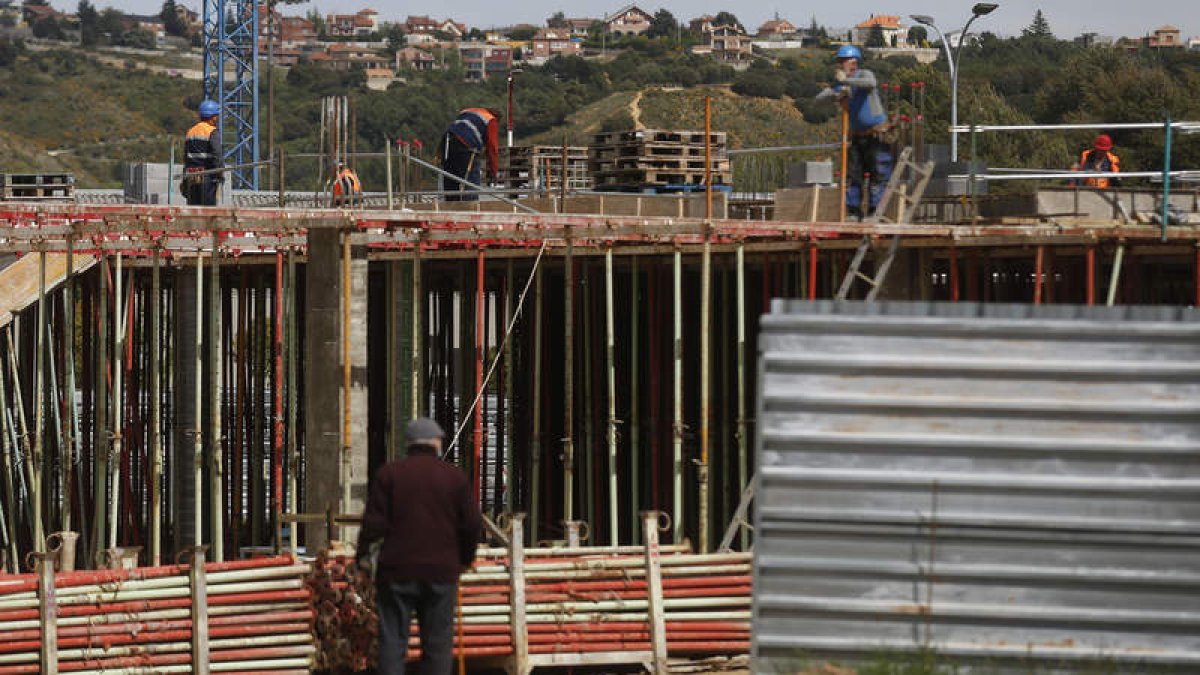 Trabajadores de la construcción, ayer, en una obra de la capital leonesa. FERNANDO OTERO