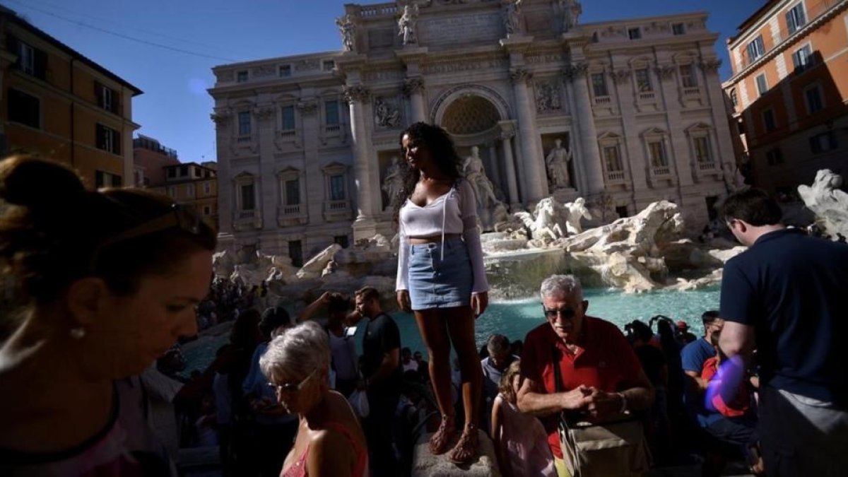 Turistas en la Fontana de Trevi, en Roma.
